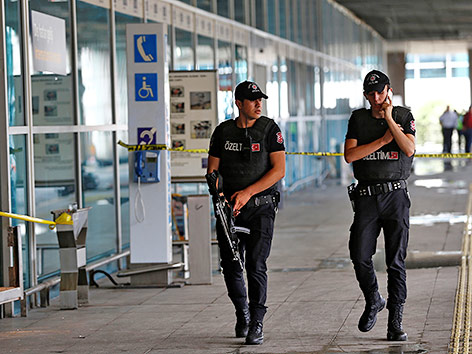 © Reuters/Osman Orsal Polizisten vor dem Flughafeneingang