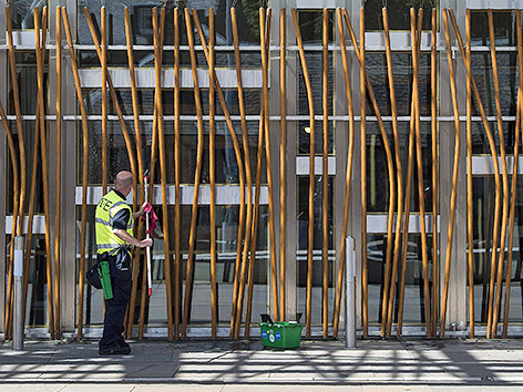 © APA/AFP/Oli Scarff Mann putzt Fenster des schottischen Parlaments