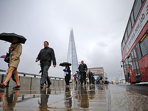 © APA/AFP/Odd Anderson Menschen vor dem Wolkenkratzer Shard