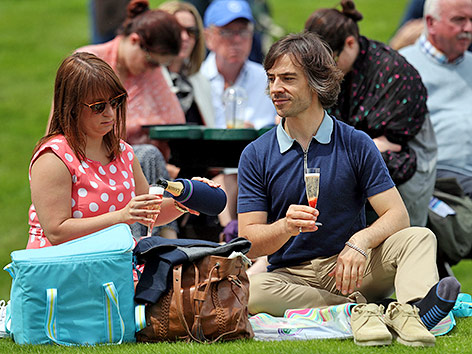 © Reuters/Paul Childs Menschen picknicken am Rasen bei Wimbledon
