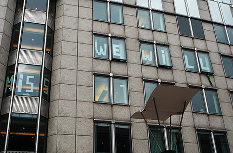 © ORF.at/Sophia Felbermair Zettel am Bürofenster im EU-Parlament