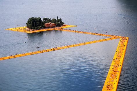 © APA/AFP/Marco Bertorello Luftaufnahme der Kunstinstallation "Floating Piers"