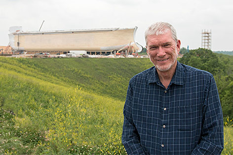 © Arc Encounter Ken Ham vor dem Arche Noah-Nachbau