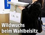 Wahlbeisitzende tr&auml;gt die Wahlurne