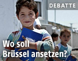 Flüchtlingskinder mit einem Schulheft