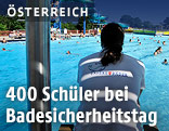 Bademeister in Schwimmbad