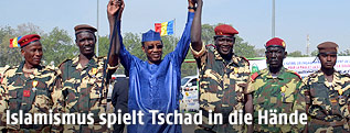 Präsident Idriss Deby mit tschadische Soldaten
