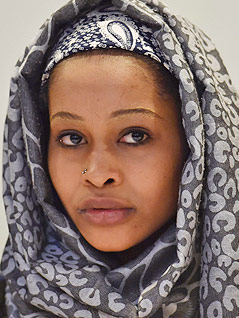 © APA/AFP/Alain Jocard Die gekidnappte junge Frau namens Zouhoura bei einer Pressekonferenz