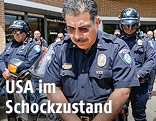 Polizisten bei einer Schweigeminute