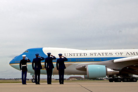 © AP/Jose Luis Magana Soldaten salutieren vor Air Force One