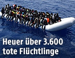 Flüchtlinge auf Boot im Mittelmeer