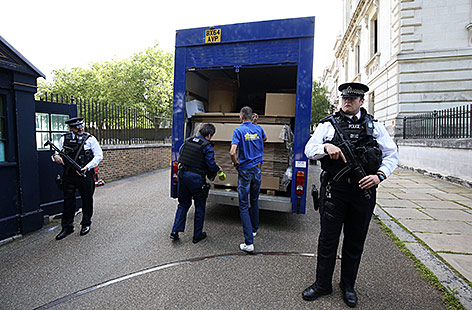 Ein Umzugswagen vor der Downing Street 10