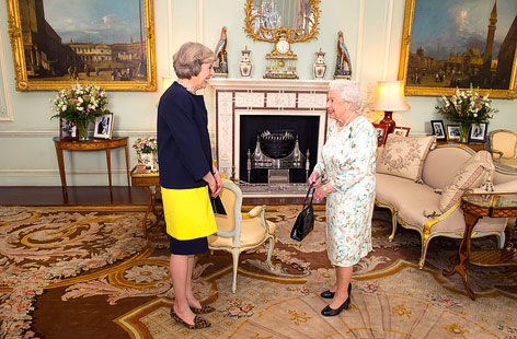 Neue britische Premierministerin May und die Queen