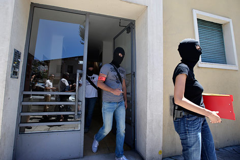 Maskierte Ermittler bei Wohnung des Attentäters