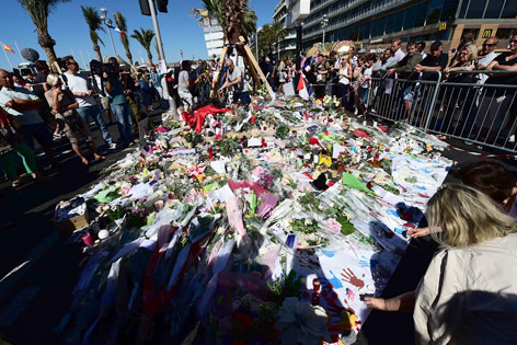 Blumen am tatort in Nizza