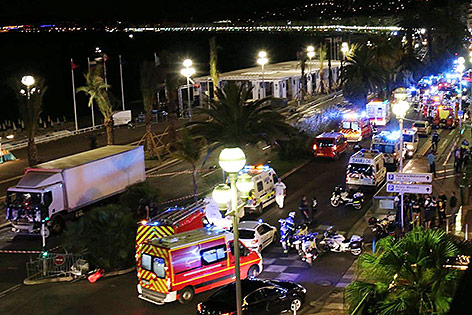 Rettungswägen beim Ort des Anschlages