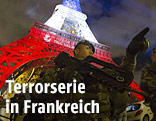 Soldat vor Eiffelturm