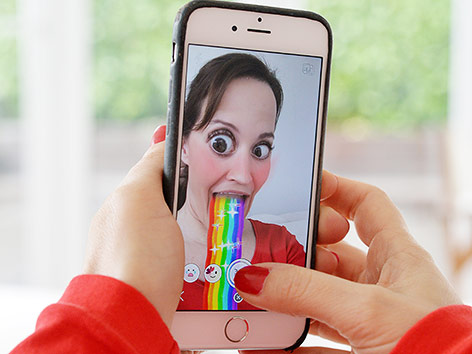 Frau verwendet einen Snapchat-Filter