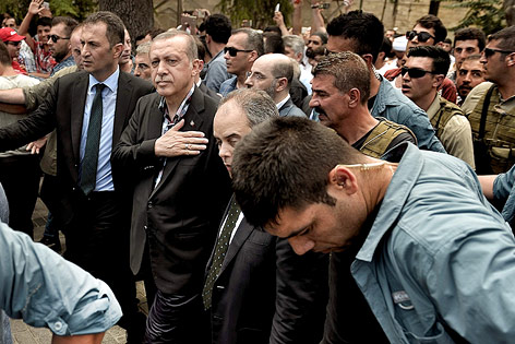 Der türkische Präsident Erddogan bei Begräbnisfeierlichekiten