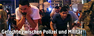 Demonstranten fliehen vor Sch&uuml;ssen