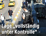Polizist steht auf einem Panzer in Istanbul