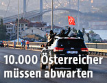Auto vor der Bosporus-Brücke