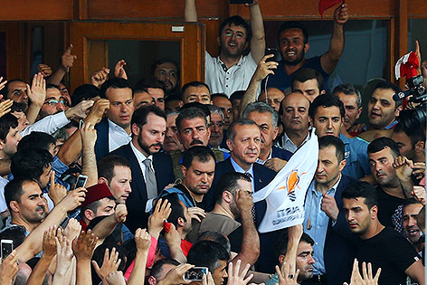 © Reuters/Huseyin Aldemir Präsident Tayyip Erdogan inmitten der Demonstranten