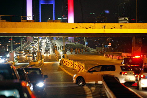 © APA/AP/Emrah Gurel Militär sperrt Bosporus-Brücke in Istanbul