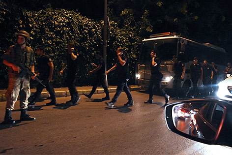 © APA/AFP/Bulent Kilic Türkische Militär hält Polizisten an