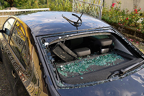 © APA/BFV Weiz/J. Eggenreich Ein durch Hagel beschädigtes Fahrzeug in Gleisdorf