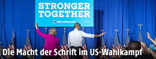 Hillary Clinton und Barack Obama vor dem Schriftzug "Stronger Together"