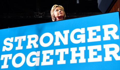 Hillary Clinton vor dem Schriftzug "Stronger Together"