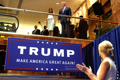 Donald Trump vor dem Schriftzug "Trump - Make America Great Again"