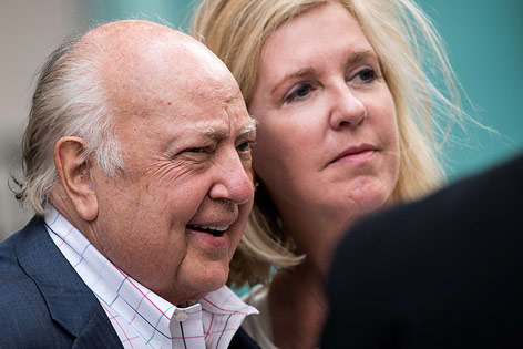 © APA/AP/Jim Cooper Fox-Chef Roger Ailes und seine Ehrfrau Elizabeth Tilson