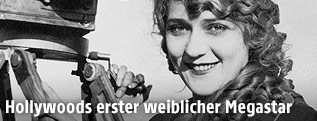 Mary Pickford posiert neben einer Filmkamera