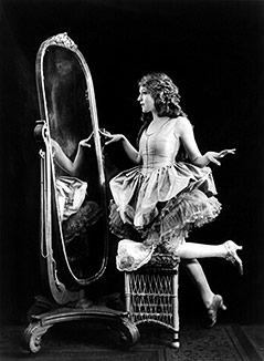 © Public Domain Mary Pickford betrachtet sich in einem Spiegel