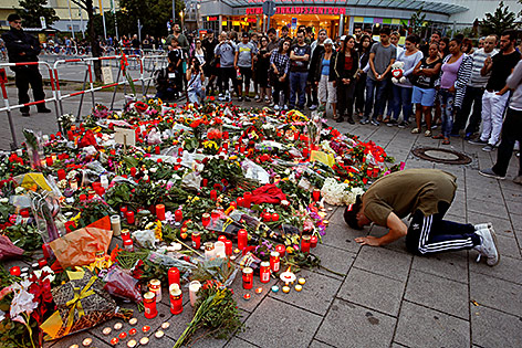 Blumen und Kerzen zum Gedenken an die Opfer in München