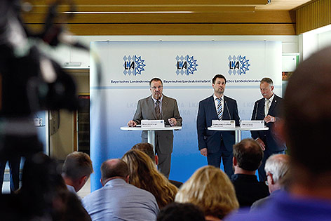 © Reuters/Arnd Wiegmann Robert Heimberger, Thomas Steinkraus-Koch und Werner Feiler bei einer Pressekonferenz zum Amoklauf in München