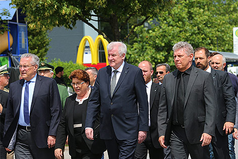 © APA/DPA/Karl-Josef Hildenbrand Rainer Herrmann, Barbara Stamm, Horst Seehofer und Dieter Reiter am Tatort des Amoklaufs in München
