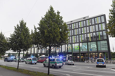Polizeitautos vor dem Einkaufszentrum im München