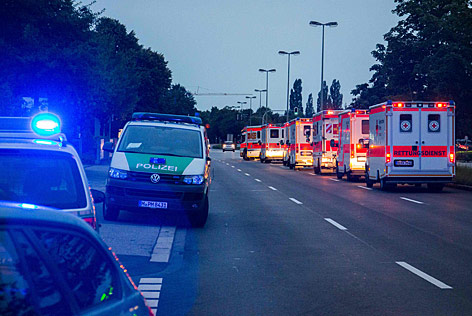 Einsatzfahrzeuge am Tatort
