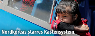 Mädchen in Nordkorea blickt aus der Strassenbahn