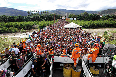 © APA/AFP/George Castellano Menschen überqueren Grenz zwischen Venezuela und Kolumbien