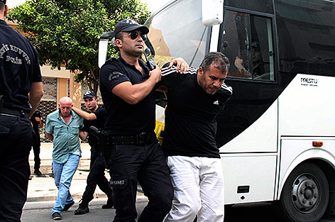 © APA/Depo Photos via AP Türkische Polizisten führen nach Putschversuch Militärpersonal ab