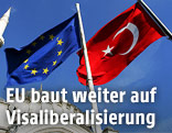 EU-Flagge neben Türkei-Flagge