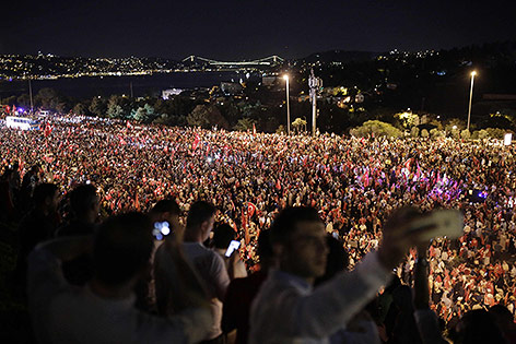 © APA/AFP/Yasin Akgul Tausende Erdogan Unterstützer auf der Straße