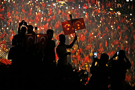© AP/Emrah Gurel Erdogan Unterstützer auf der Straße