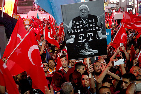 © APA/AP/Hussein Malla Erdogan-Anhänger in Ankara
