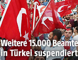 Menschen mit Türkei-Flaggen