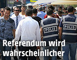 Polizei zwischen Passanten auf den Straßen von Ankara